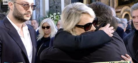 Maria De Filippi Non Ha Problemi Di Salute Le Foto In Sardegna Dopo