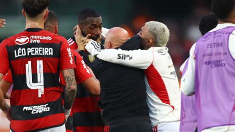 Jogador celebra vitória do Flamengo e é cobrado por torcedores nas