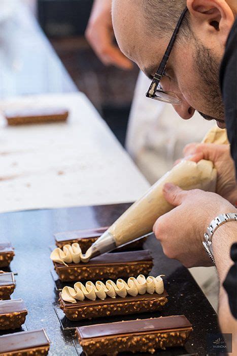 Step by step instructions of a Petit gâteaux that the chef created in