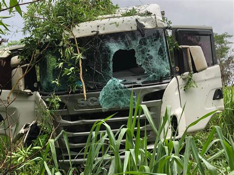 Homem Morre Após Perder Controle Da Direção E Bater Caminhão Em