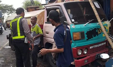 Sopir Ngantuk Truk Tangki Tabrak Motor Dan Rumah Kades Di Jalur