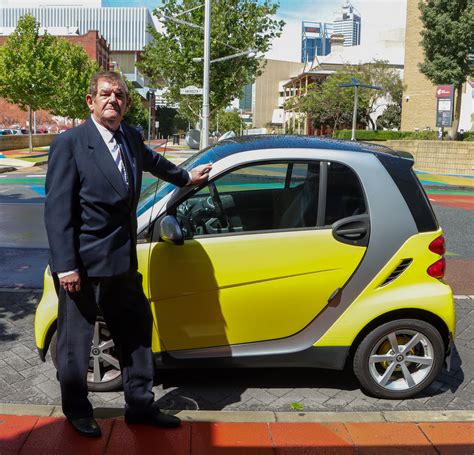 Smartcar Yellow – Star Cars Agency