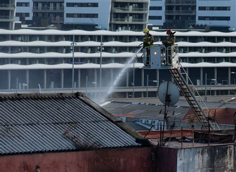 Fotos Al Menos Dos Muertos Y 17 Heridos En El Incendio De Una Nave