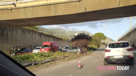 Incidente In Viale Regione Auto Fuori Strada Sotto Al Ponte Di Via