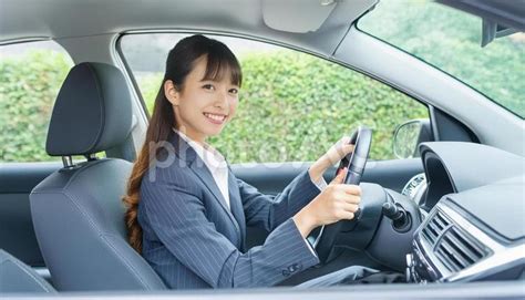 車を運転する女性 No 29934528｜写真素材なら「写真ac」無料（フリー）ダウンロードok