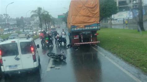 Motociclista morre esmagado por carreta em acidente gravíssimo na Serra