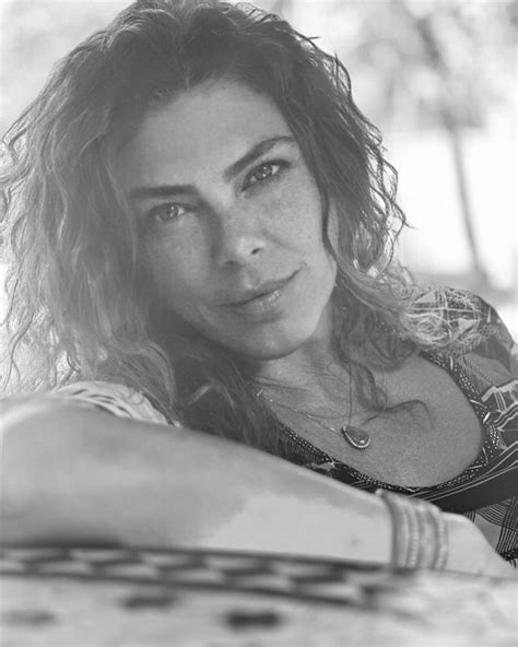 Musa dos anos 80 relata acidente por causa de relacionamento abusivo