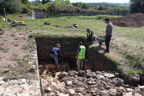 Enterramentos Infantis E Muralha Da Idade Do Ferro Descobertos Em