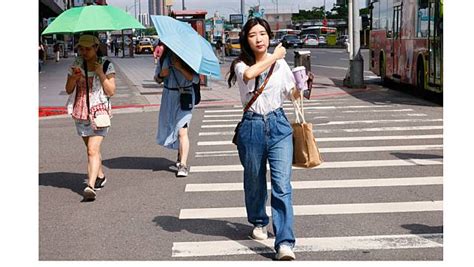 9縣市高溫示警！台北「亮橘燈」高溫飆36度 午後慎防大雷雨 太報 Line Today