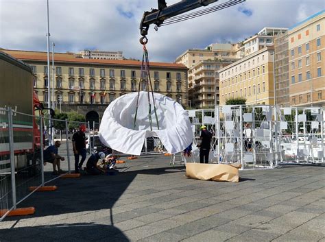 La Nuova Statua In Piazza Municipio A Napoli Un Pulcinella Gigante