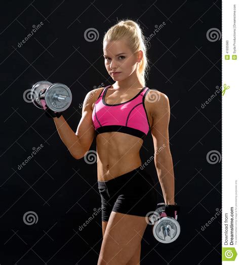 Mujer Deportiva Con Pesas De Gimnasia De Acero Pesadas Foto De Archivo