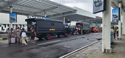 Penerbangan Keberangkatan Dan Kedatangan Penumpang Di Bandara Ahmad