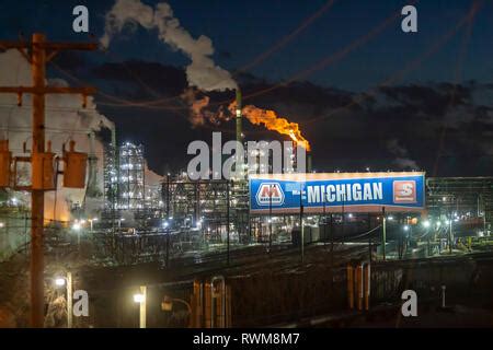 Detroit, Michigan - The Marathon Petroleum refinery. The refinery Stock Photo: 66223373 - Alamy