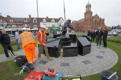 Pictures: Stan Hollis memorial statue lifted into place - Teesside Live