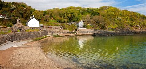 Cwm yr Eglwys Beach - Visit Pembrokeshire