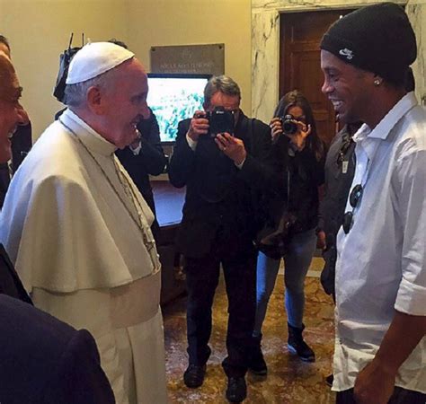 Ronaldinho Se Diz Emocionado Ap S Visita Ao Papa Francisco No Vaticano