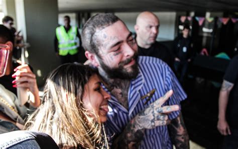 Todo Sorridente Post Malone Chega Ao Rio E Posa F S No Aeroporto