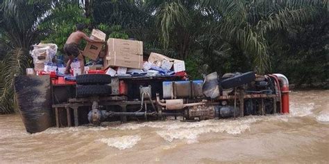 Terseret Arus Deras Banjir Truk Muatan Sembako Di Kukar Terguling