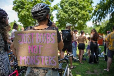 Demonstration F R Br Ste Frauen Radeln Oben Ohne Durch Dresdner Innenstadt