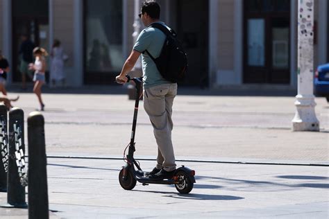 Na snazi nova pravila za električne romobile nema više vožnje bez