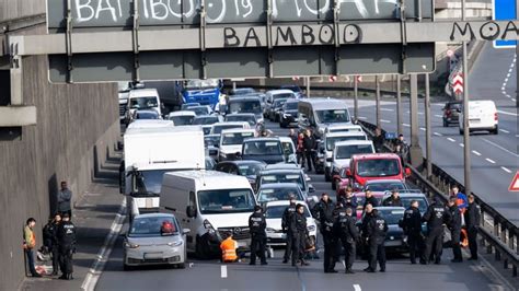 Letzte Generation Protest In Berlin Rettungswagen Wegen Blockade Im Stau