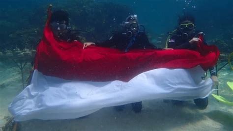 Kolaborasi Klub Selam Unila Kibarkan Bendera Merah Putih Di Bawah Laut