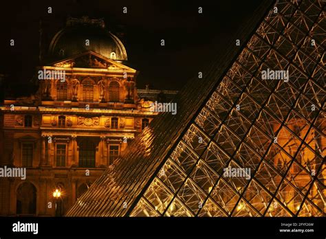 Pyramide Louvre Hi Res Stock Photography And Images Alamy