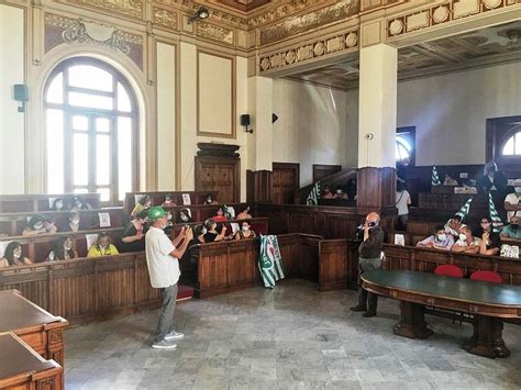 Reggio Calabria Protesta A Piazza Italia Dei Lavoratori Delle