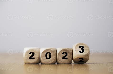 Cube De Bloc En Bois Renversant Entre 2022 Et 2023 Pour Le Changement