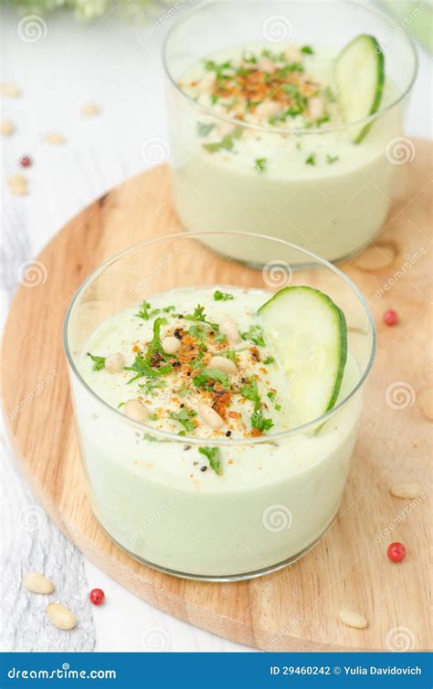 Kalte Suppe Mit Avocado Gurke Und Joghurt Draufsicht Stockfoto Bild