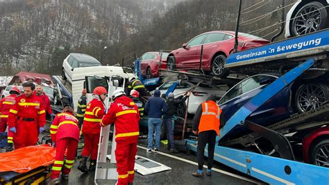 O platformă auto cu mașini Tesla a fost spulberată pe Valea Oltului de