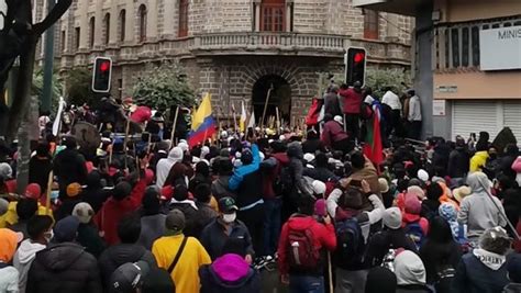 URGENTE Manifestantes se tomaron la Gobernación de Tungurahua en