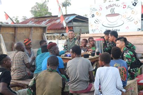 Ngopi Bareng Lagi Sarana Kedekatan Satgas Mobile Yonif Kostrad