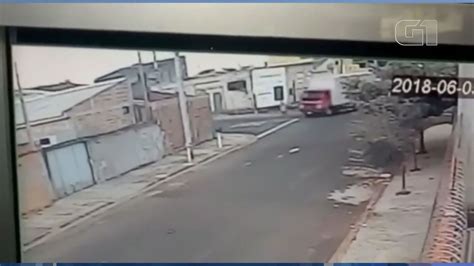 VÍDEO câmera flagra momento do atropelamento de menina em Araraquara