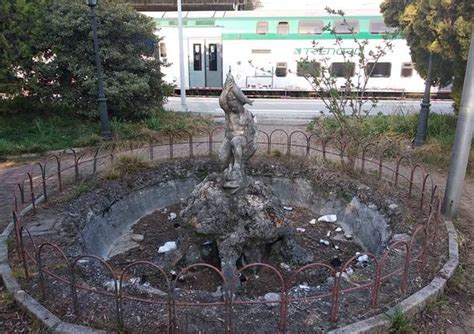 Degrado Delle Aiuole Della Stazione Bici Abbandonate E Rifiuti Di Ogni