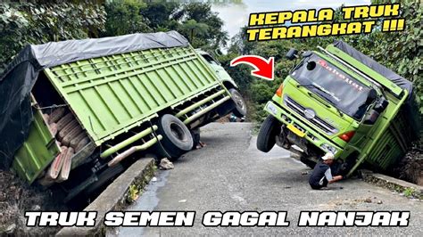 TERPEROSOK Truk Angkut Semen Gagal Nanjak Di Sitinjau Lauik Kabin