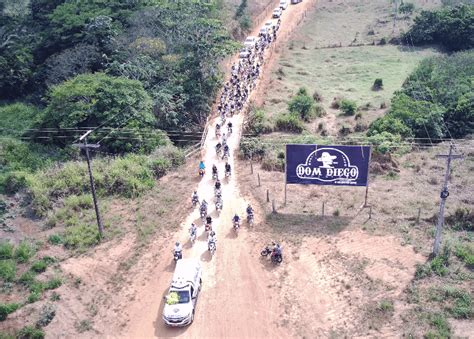 Multidão acompanha cortejo no último Adeus a Helison Dom Diego Jaru