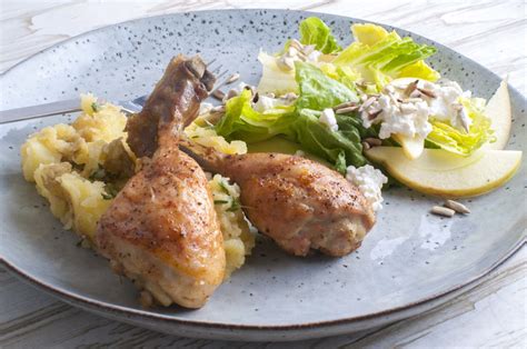 Kyllingelår med knuste kartofler salat hytteost æbler og kerner til