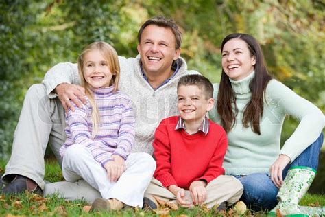 Familie slappe af i efteråret skoven Stock foto Colourbox