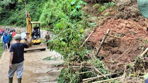 Jalan Penghubung Bandung Barat Cianjur Yang Terputus Akibat Longsor