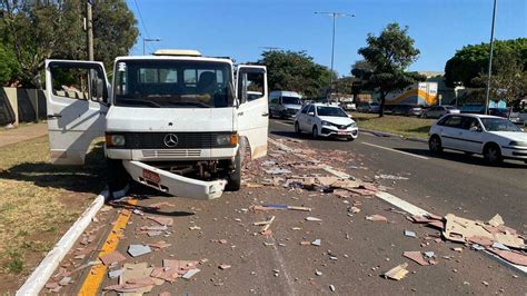 Carreta na contramão colide em traseira de caminhão e invade portão do