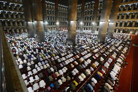 Ribuan Umat Muslim Ikuti Shalat Tarawih Pertama Di Istiqlal Republika