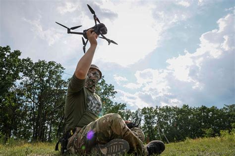 Pionnière sur les drones lUkraine met au point des engins guidés par IA