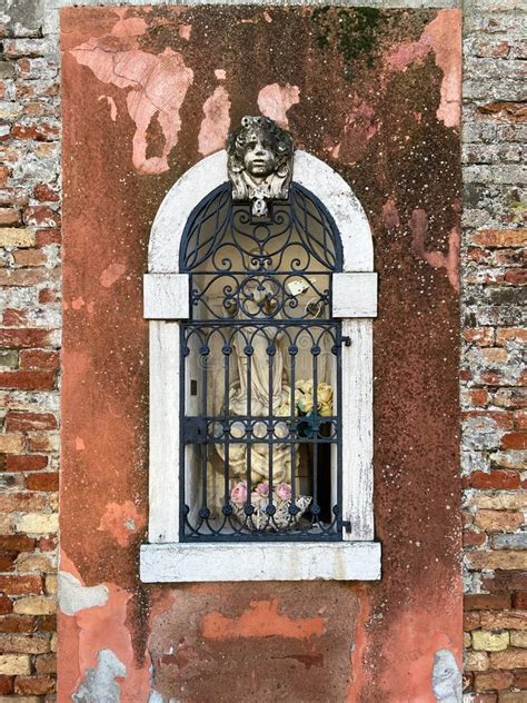 Estatua Al Aire Libre De Madonna Tras Las Rejas En La Pared Foto De