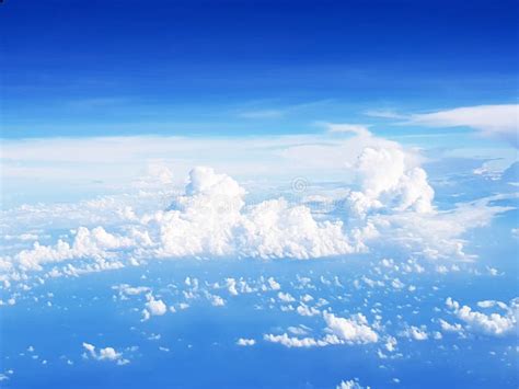 El Volar Sobre Las Nubes En El Avión Foto de archivo Imagen de