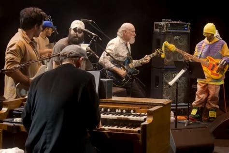 Scary Goldings Live Featuring John Scofield Grooves With Mononeon