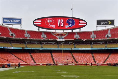 Chiefs Plan to Allow Fans at Arrowhead Stadium at 22% Capacity; Masks ...