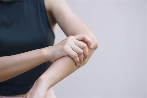 Premium Photo Asian Women Have Muscle Weakness And Numbness In Their Arms