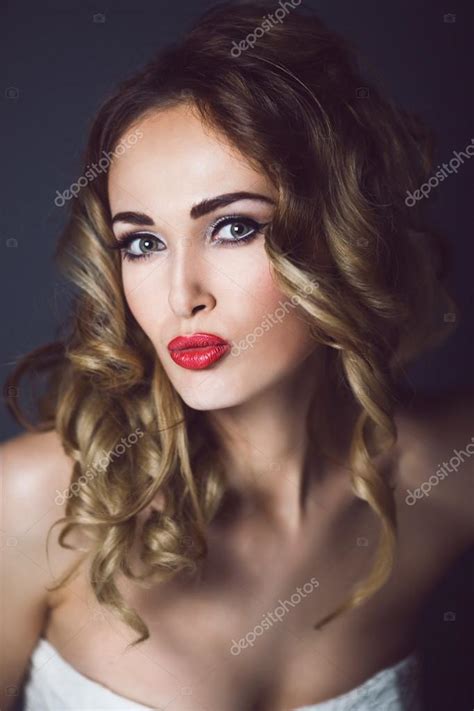 Retrato De Una Hermosa Joven Rubia Sexy Con Los Labios Rojos Dientes De