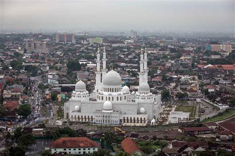 FOTO Megahnya Masjid Raya Sheikh Zayed Hadiah Dari Presiden UEA Untuk